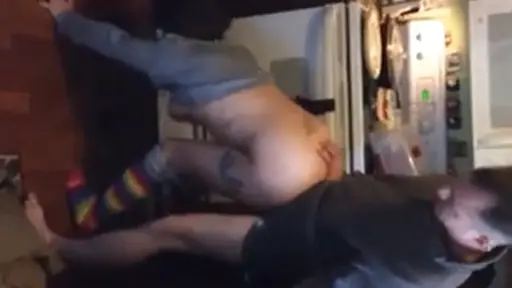 Empina a su hija y se la mete en la cocina